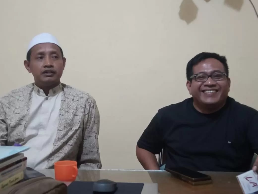 DIDAMPINGI : Agung Prastiya saat didampingi Kuasa hukumnya Abdullah Syafi