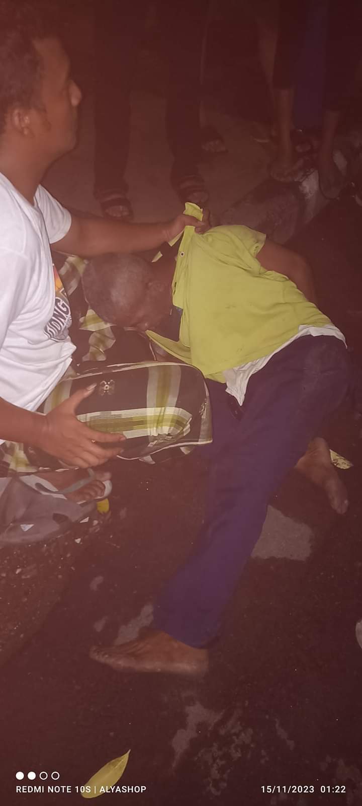 Foto : Istimewa/Radar Gresik DIAMANKAN WARGA: Terduga pelaku pencuri ayam saat diamankan warga di Jalan Dr. Soetomo, Kecamatan Kebomas.