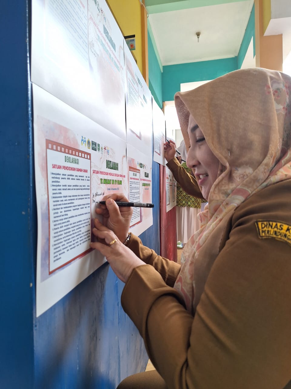 KOMITMEN: Kepala Dinas KBP3A Kab Gresik dr Titik Ernawati dalam deklarasi sekolah ramah anak di TKM Nurul Ishlah Randuagung.