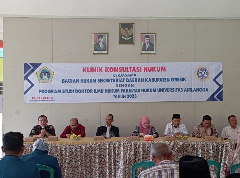 PELAYANAN: Kabag Hukum Mohammad Rum Pramudya bersama Kades Ngemboh Ana Mukhlisah, Anggota DPRD Gresik Taufiqul Umam bersama perwakilan Unair Dr. Agus sekarmadji dan Prof Agus Yudha Hernoko