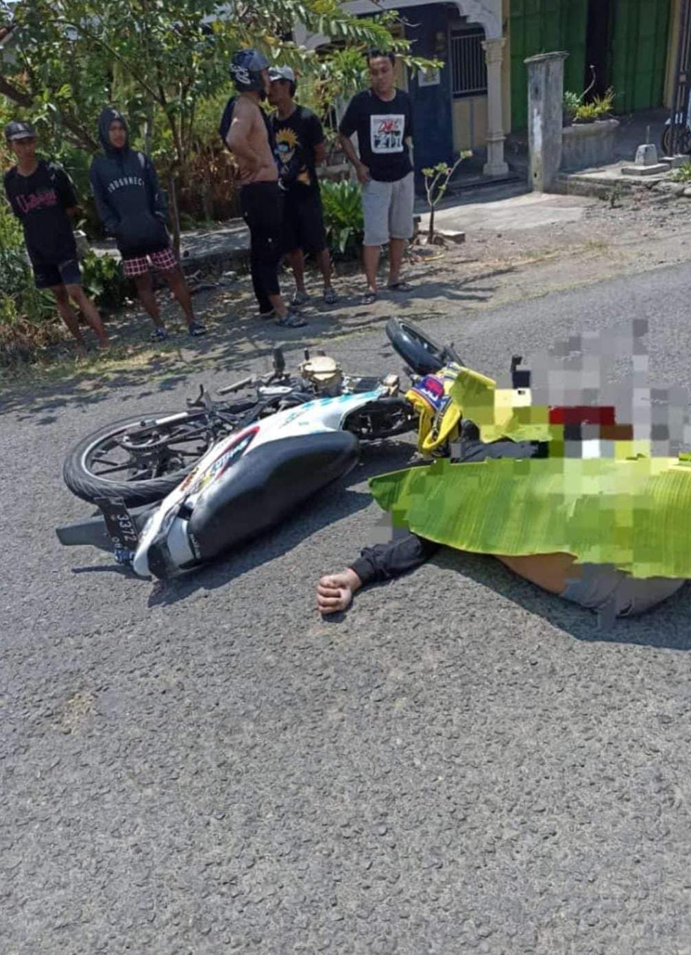 MENINGGAL DUNIA: Korban M. Ardiansyah pengendara motor Suzuki Satria nopol W 3372 LZ meninggal dunia di lokasi kecelakaan di Jalan Desa Ngasin, Kecamatan Balongpanggang