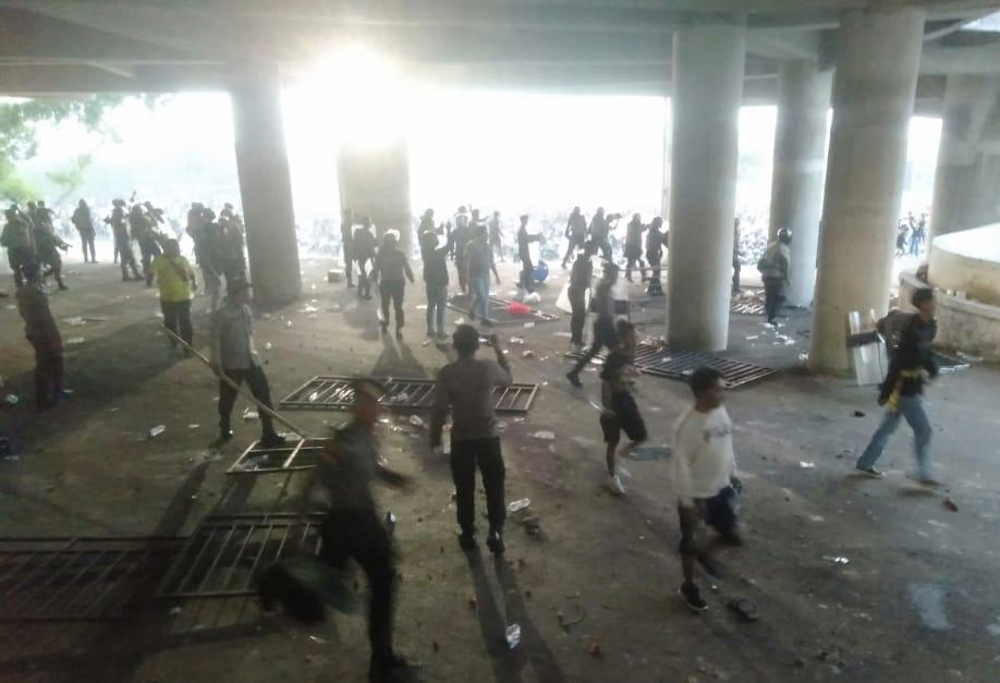 RICUH: Para supporter Ultras Ricuh usai Gresik United kalah saat melawan Deltras FC dengan Skor 1-2 di Stadion Gelora Joko Samudro, Kecamatan Kebomas Kabupaten Gresik