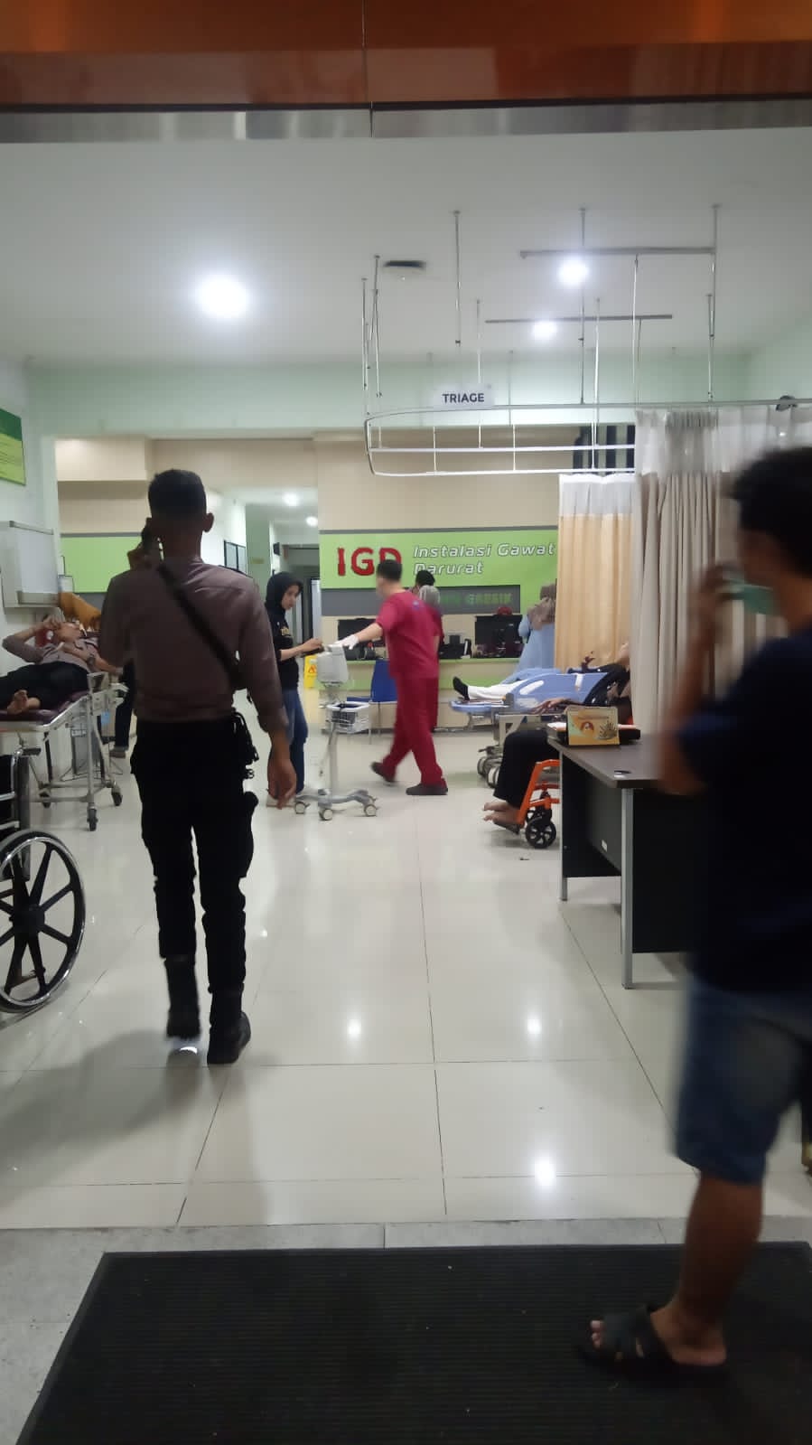 Foto : Istimewa/Radar Gresik DIRAWAT : Suasana kondisi IGD di RS Semen Gresik saat sejumlah pasien mendapat perawatan medis.