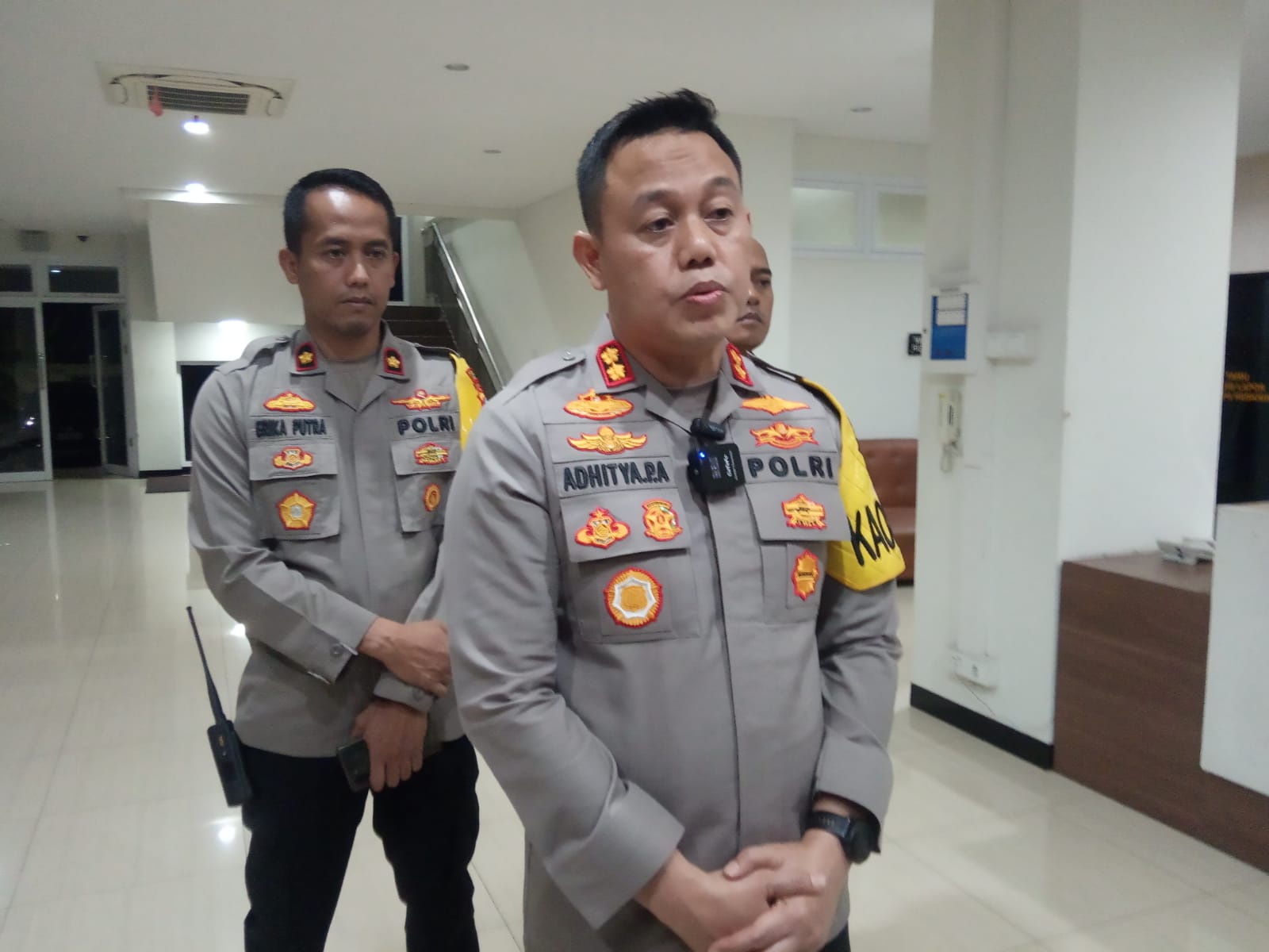 Foto : Yudhi/Radar Gresik BERI KETERANGAN : Kapolres Gresik AKBP Aditya Panji Anom saat memberikan keterangan kepada awak media di Mapolres Gresik