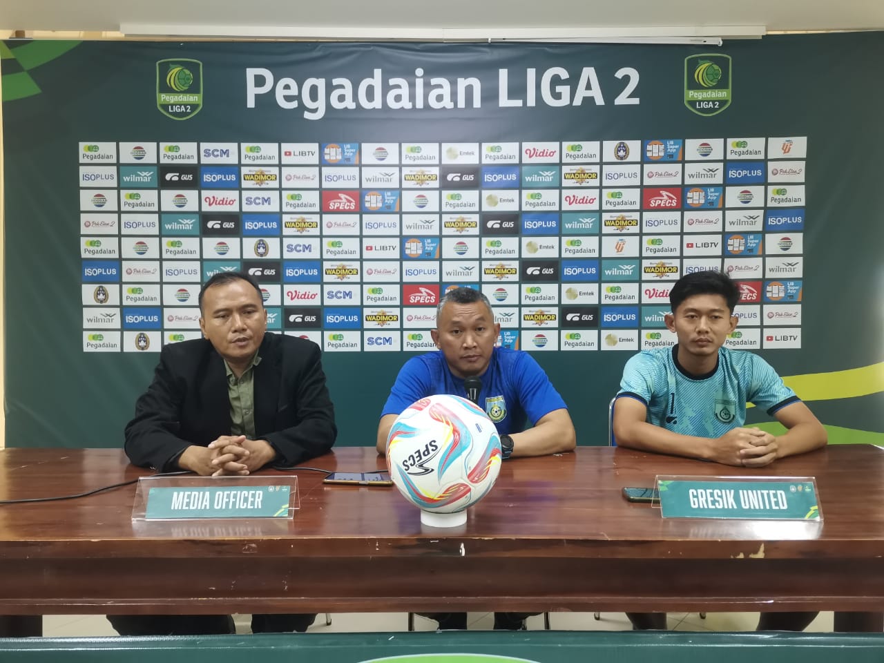 Foto : Istimewa/Radar Gresik MUNDUR : Pelatih Gresik United Rudy Eka Priyambada (tengah) mengundurkan diri sebagai pelatih kepala Gresik United