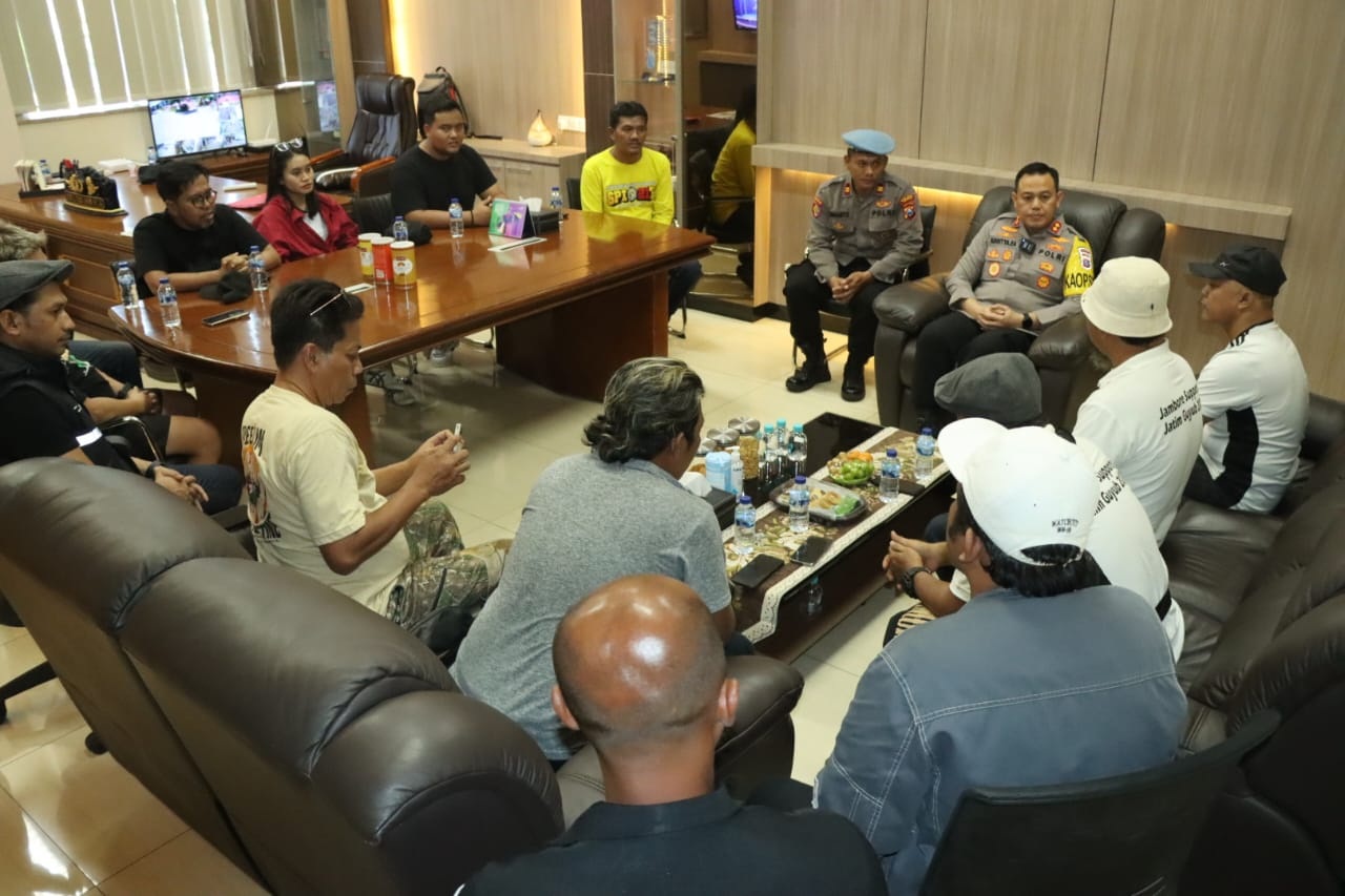 SILATURAHMI: Presidium Nasional Suporter Sepakbola Indonesia (PN-SSI) di seluruh klub di Jawa Timur dan pengurus Ultras Gresik bersilaturahmi ke Mapolres Gresik.