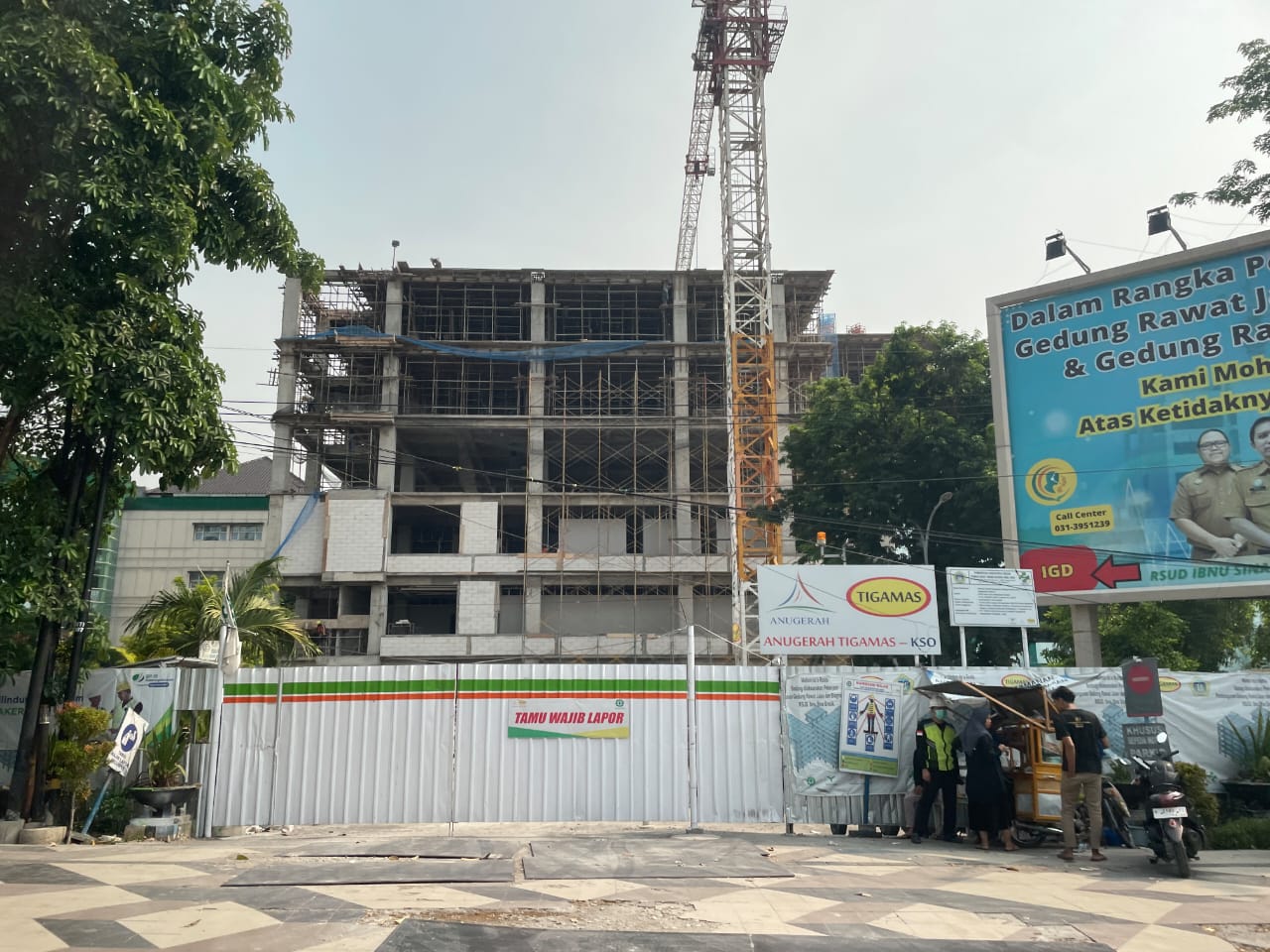 SUDAH BERDIRI: Pembangunan gedung baru RSUD Ibnu Sina sudah terlihat dan sudah mencapai 50 persen.
