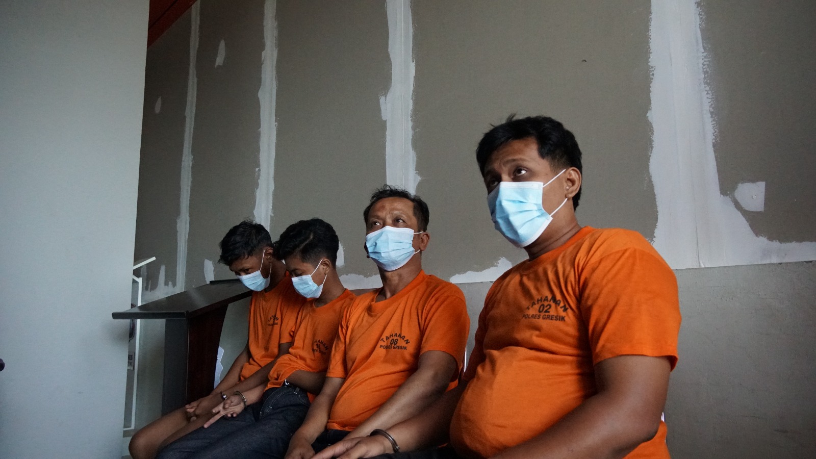DITAHAN : Delapan tersangka kerusuhan suporter Ultras Gresik ditahan di Mapolres Gresik