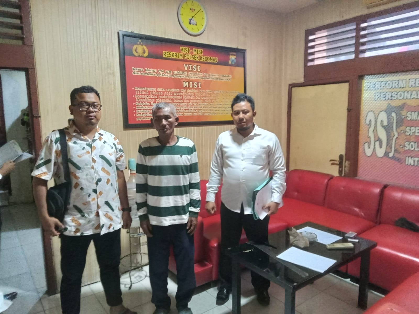 DILIMPAHKAN: Terduga pelaku pencuri ayam Rokim dilimpahkan ke pihak Dinsos Gresik oleh penyidik Polsek Kebomas.