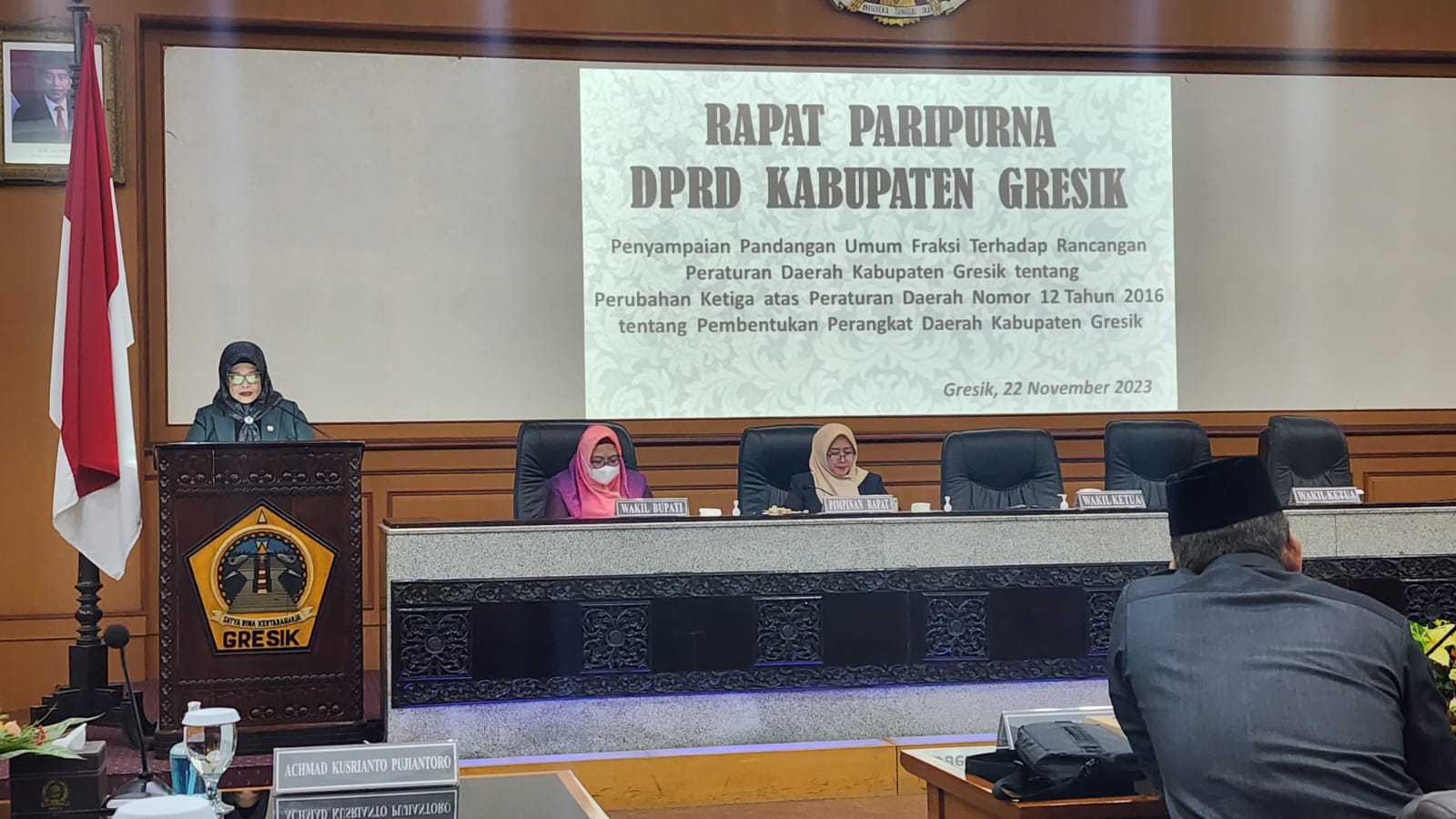 PEMANDANGAN UMUM: Anggota Fraksi PKB DPRD Gresik Siti Fatimah saat membacakan PU Fraksi terhadap Ranperda Perubahan Pembentukan Perangkat Daerah.