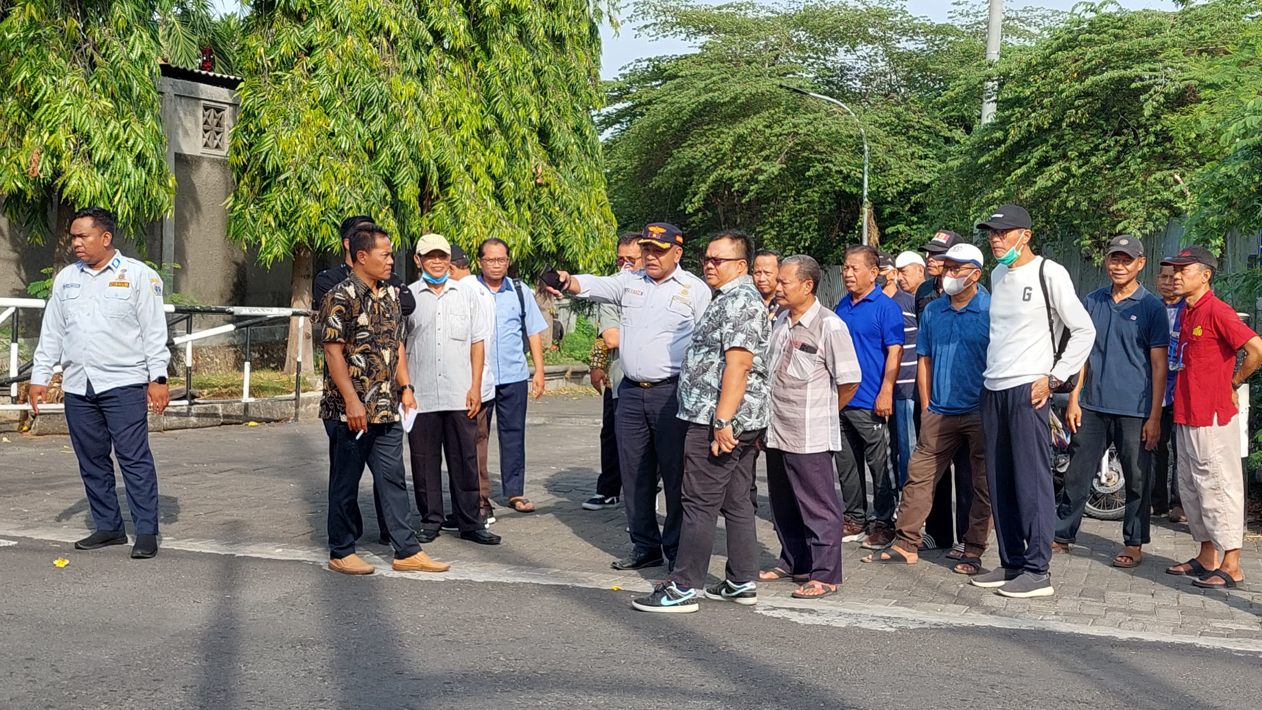 DIBUKA: Dishub bersama Satlantas dan warga saat membuka Underpass Menuju GKB.