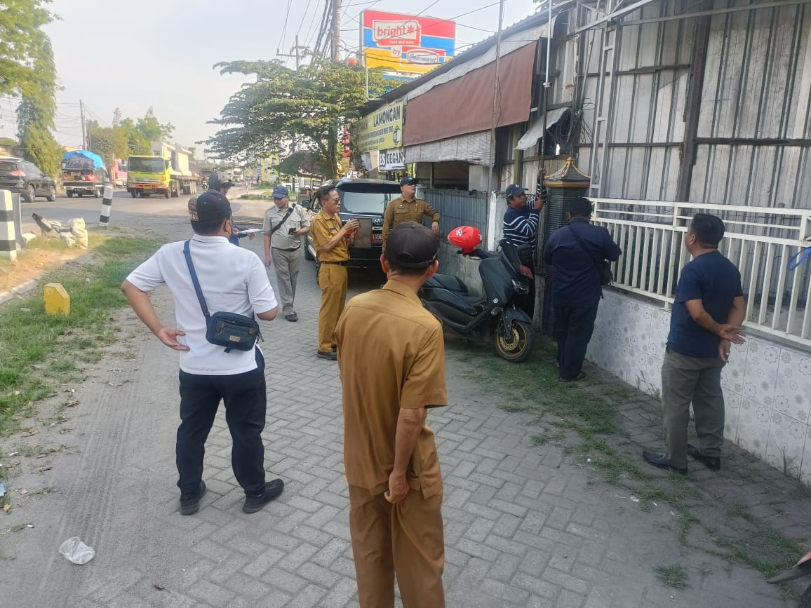 INVENTARISIR: Tim Pembebasan lahan Jalan Manyar saat mendata bangunan yang terdampak pelebaran beberapa waktu lalu.