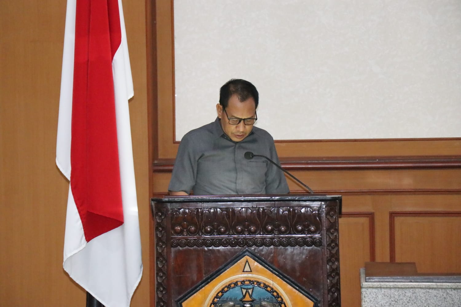 PAPARAN: Anggota Fraksi Golkar Asroin Widyana saat membacakan PU Fraksi terhadap Perubahan Ranperda Pembentukan Perangkat Daerah.
