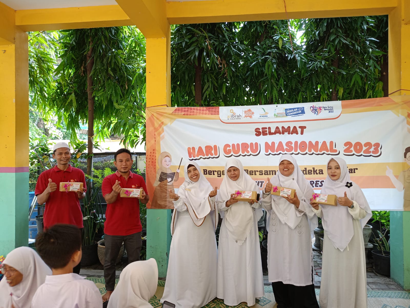 BANGGA: Kepala sekolah, para guru, dan tenaga pendidik Kb-TKIT Al ibrah menunjukkan kartu ucapan dari siswa dalam peringatan Hari Guru Nasional 2023.