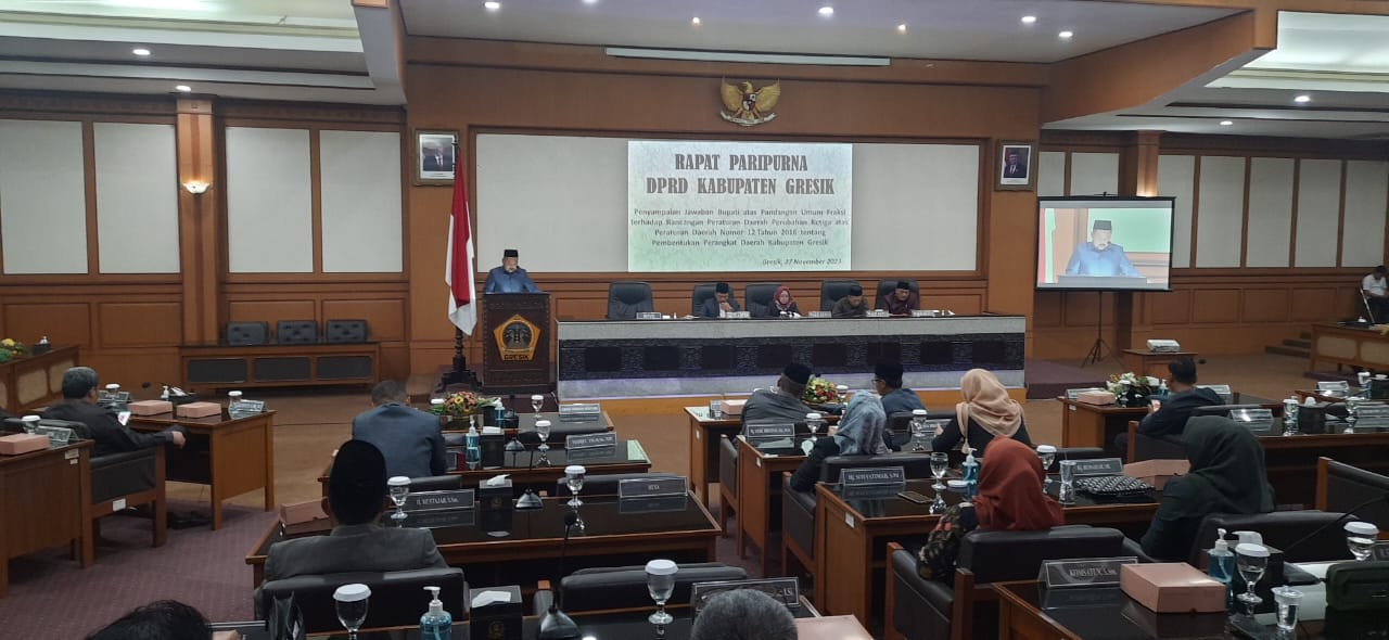 BERI JAWABAN: Bupati Gresik Fandi Akhmad Yani saat menyampaikan jawaban atas pemandangan umum fraksi terhadap perubahan Perda Pembentukan Perangkat Daerah.