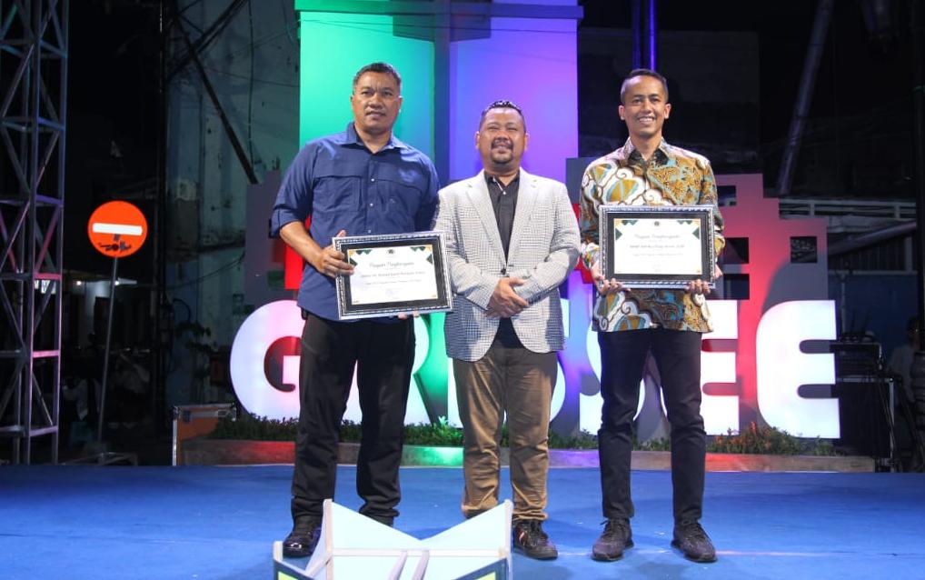 PENGHARGAAN : Wakapolres Gresik Kompol Erika Purwana Putra mewakili Kapolres Gresik AKBP Adhitya Panji Anom saat menerima penghargaan Anugerah Giri Pancasuar Award 2023.