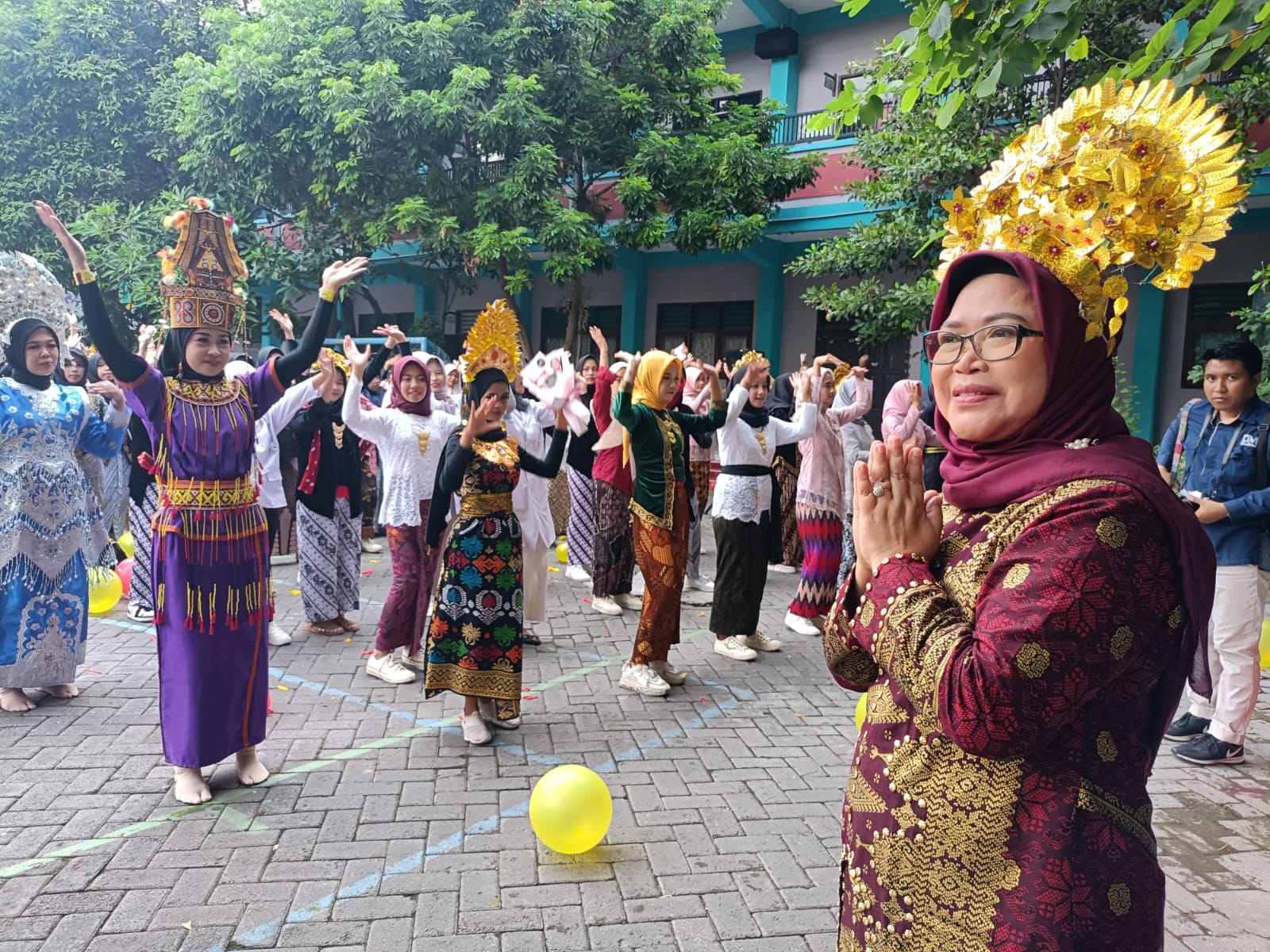 Sumringah : Kepala SMP Islamic Qon Dra. Hj. Sholihah tersenyum saat mendapatkan surprise dari warga sekolah, SMP Islamic qon menjadi sekolah penggerak tingkat ma diri pertama di Gresik.