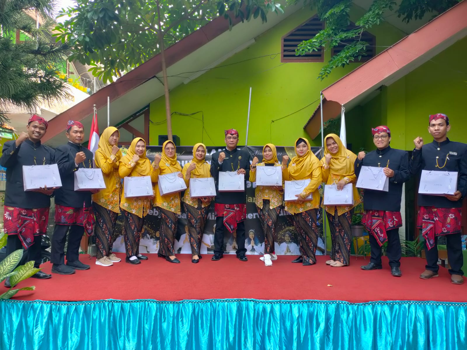 Peringatan Hari Guru Nasional UPT SDN 3 Gresik berlangsung meriah.