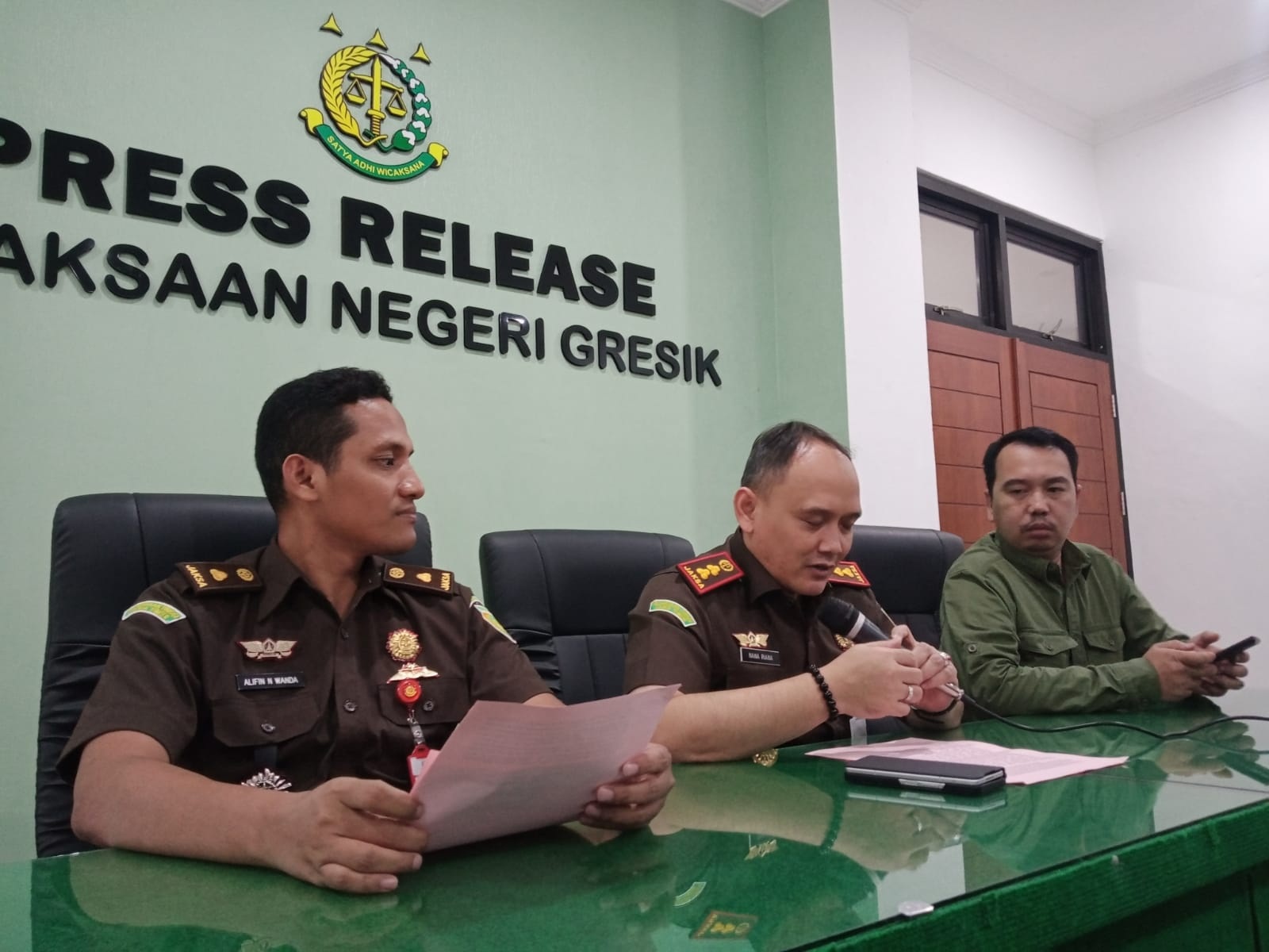 PENETAPAN TERSANGKA: Kajari Gresik Nana Riana, Kasipidsus Alifin N Wanda dan Kasiintel Kejari Gresik R. Achmad Nur Rizki melakukan jumpa pers penetapan dua tersangka dugaan