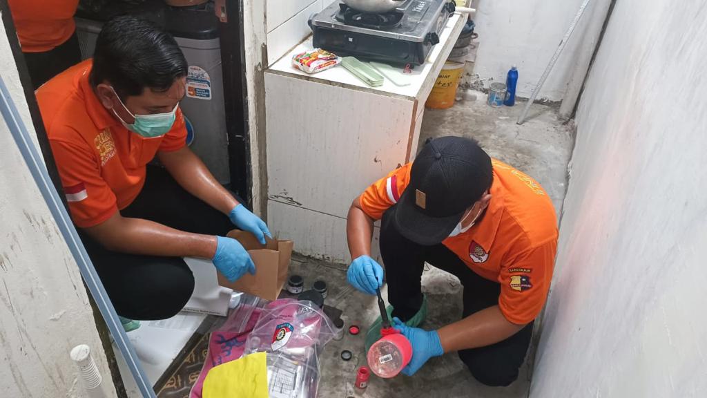 Foto : Istimewa/Radar Gresik OLAH TKP : Tim Inafis Polda Jatim dan Inafis Polres Gresik melakukan olah TKP di Dusun Glundung, RT 04 RW 02, Desa Pranti, Kecamatan Menganti