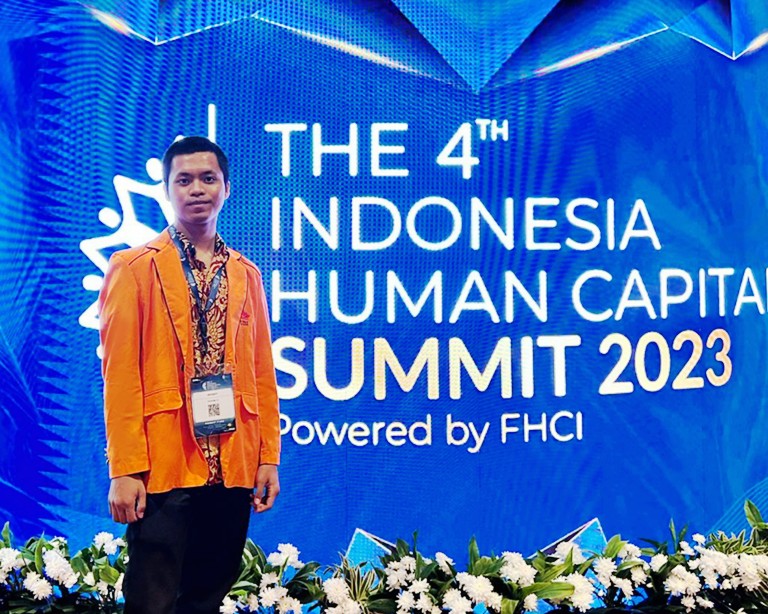 BERPRESTASI : Arief Muhammad Iqbal, salah satu Mahasiswa Prodi Sistem Informasi UISI yang mejadi delegasi mahasiswa pada The $th Indonesia Human Capital Summit 2023