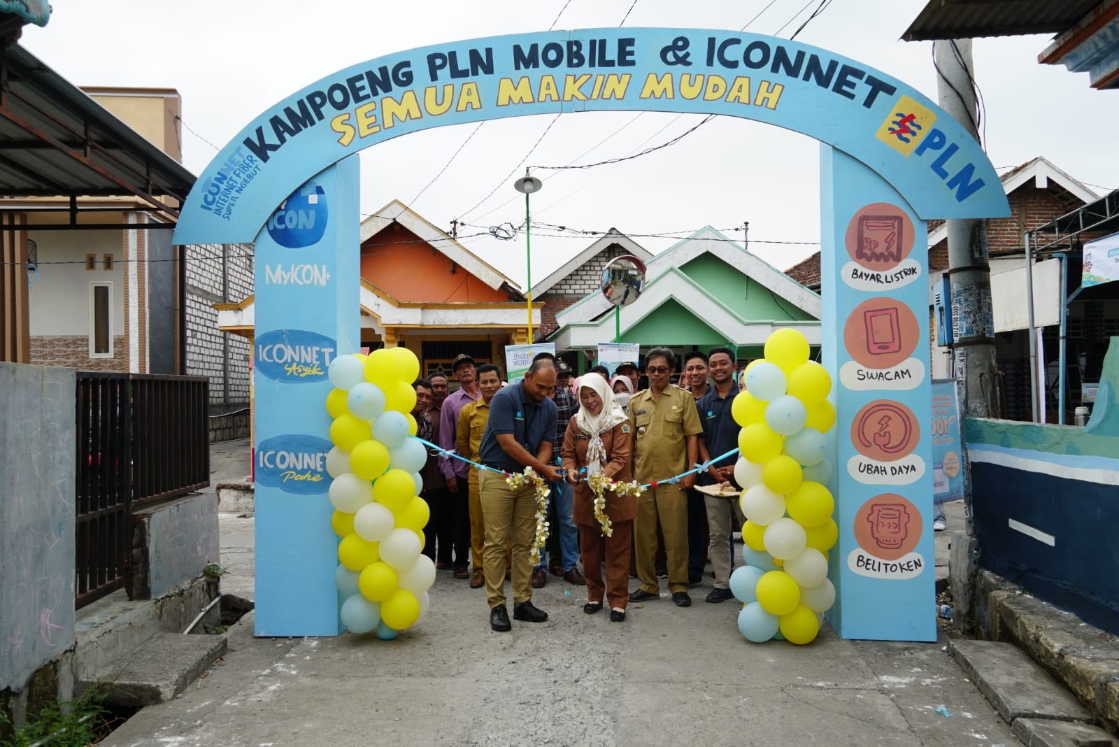 JADI PERCONTOHAN: Manager PLN UP3 Gresik, Andi Seno Hendriatmoko menggunting pita sebagai simbol diresmikannya kampung PLN Mobile di Desa Bulurejo Benjeng.