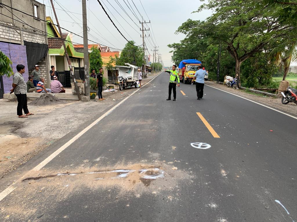 OLAH TKP: Anggota Unit Laka Satlantas Polres Gresik saat melakukan olah TKP di Jalan Raya Desa Tambakberas, Kecamatan Cerme