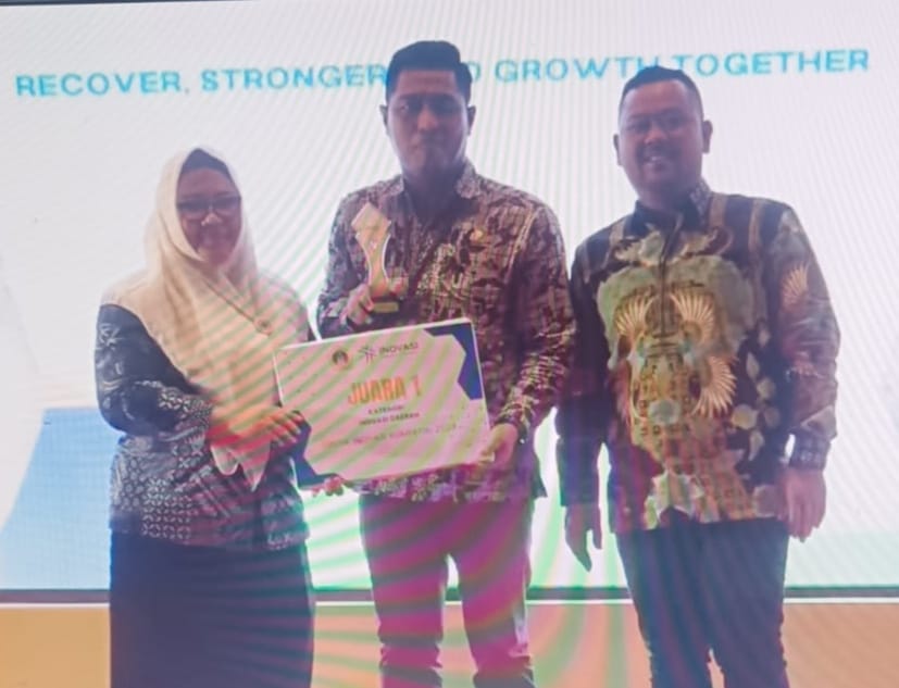 Bangga : Kepala UPT SMP Negeri 1 Gresik Beri Avota Prasetiya menerima penghargaan dari Bupati Gresik Fandi Akhmad Yani dan wakil Bupati Gresik Aminatun Habibah.