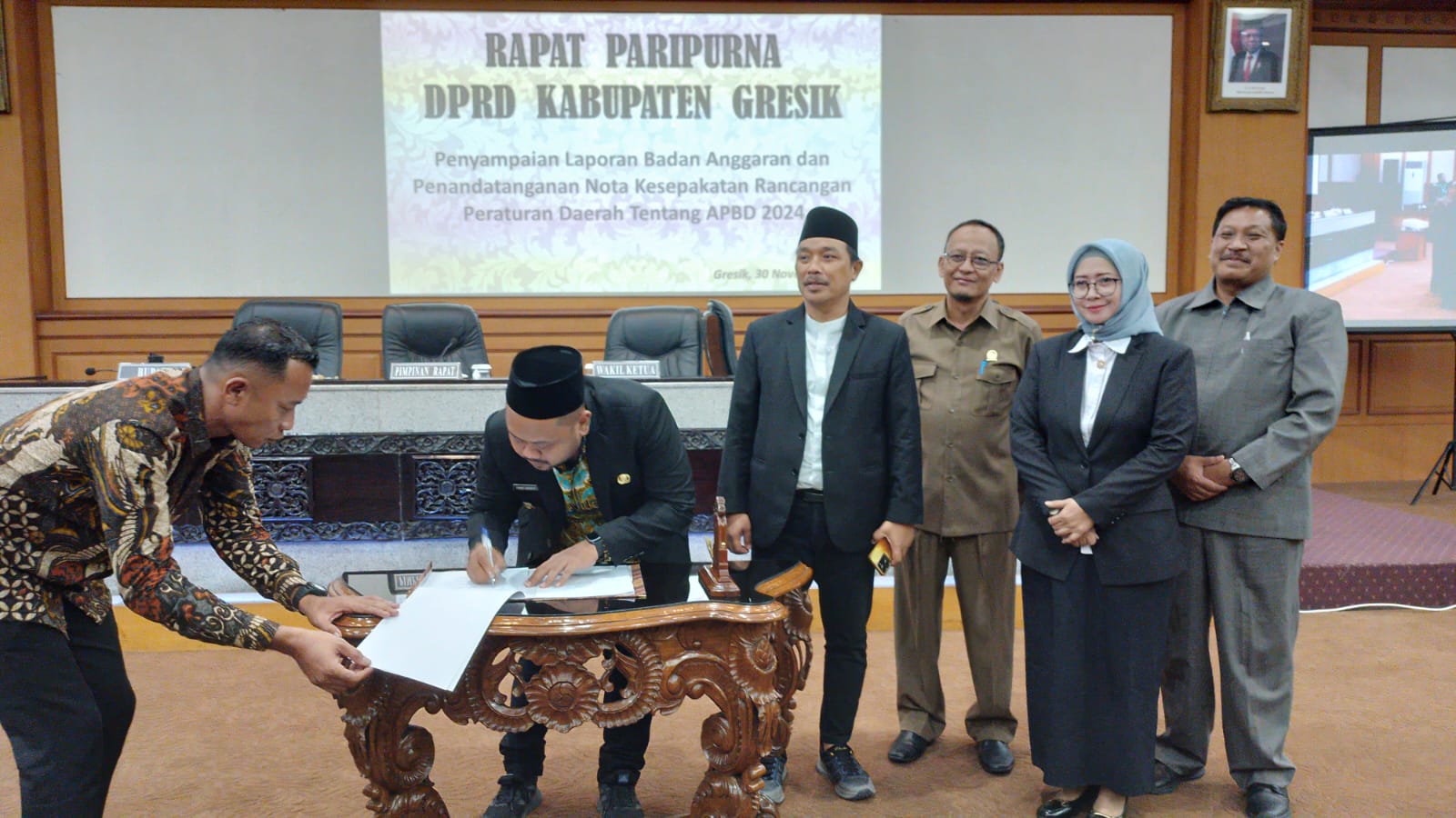 DISEPAKATI: Bupati bersama pimpinan DPRD Gresik menandatangani APBD 2024.