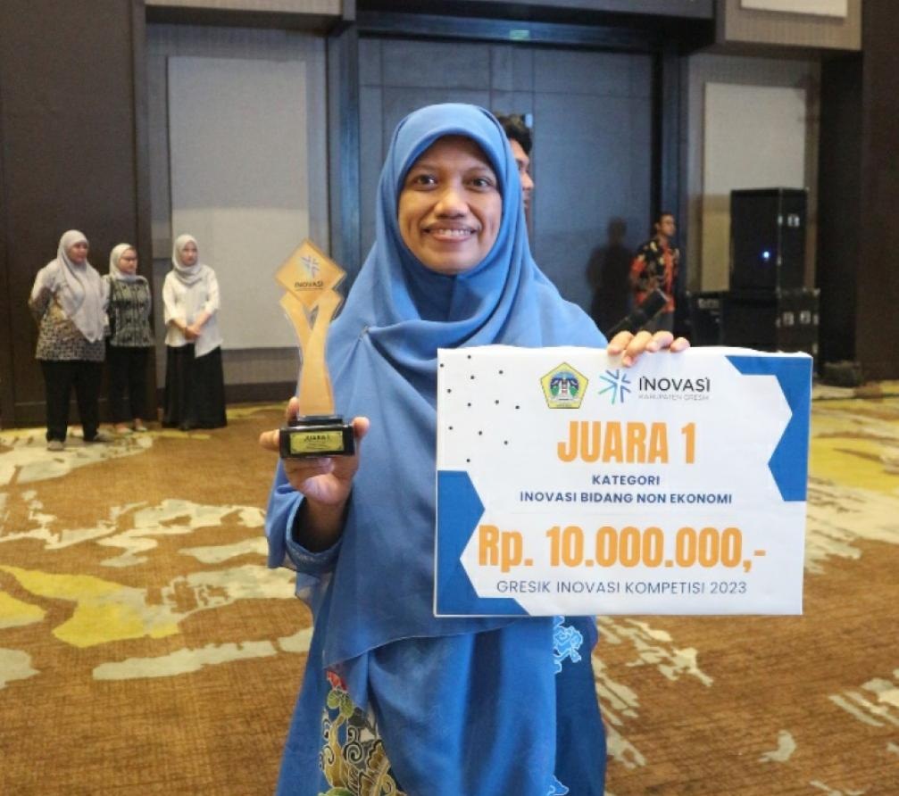 BANGGA:&nbsp;Dr. Farikhah,S.Pi., M.Si Menerima penghargaan Juara 1 Lomba gresik Inovasi Kompetisi 2023.
