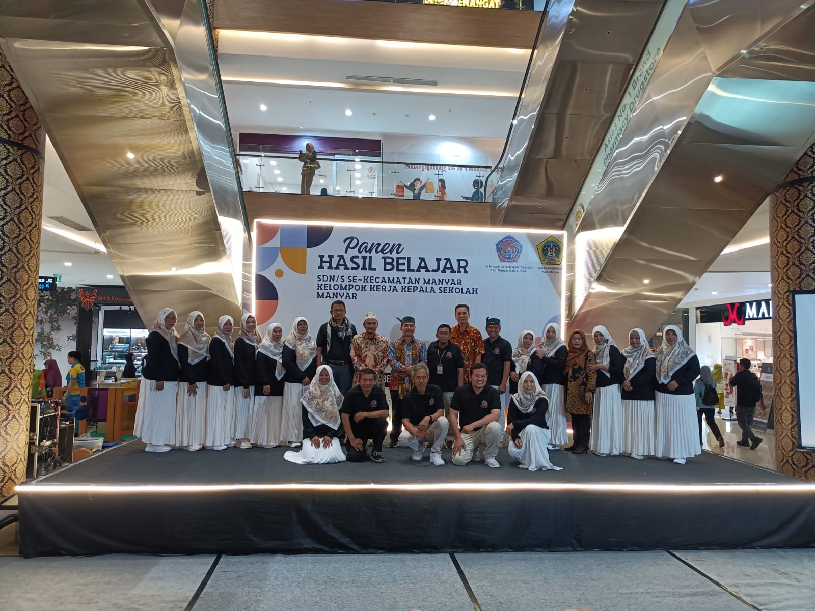 MERDEKA BELAJAR: Kepala sekolah yang tergabung dalam Kelompok Kerja Kepala Sekolah (K3S) Kecamatan Manyar bersama Kepala Dinas Pendidikan Kabupaten Gresik, S.Hariyanto, S.Pd, M.M, b