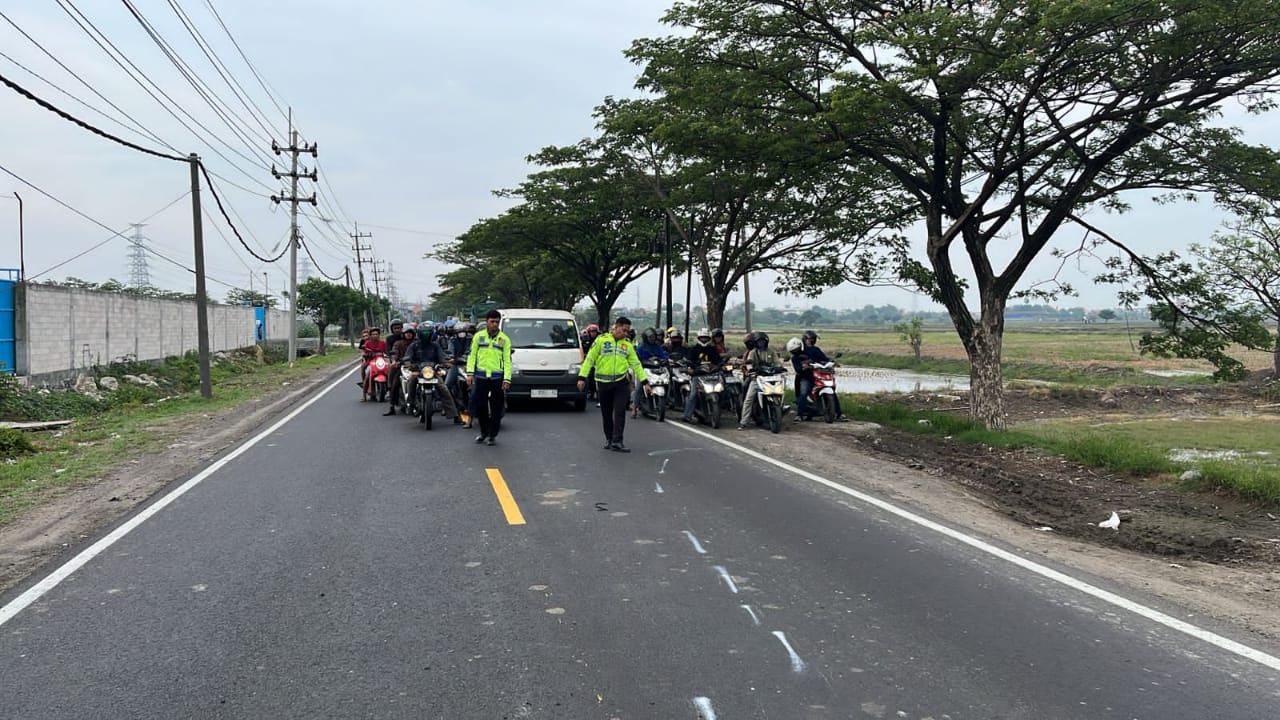 OLAH TKP : Anggota Unit Laka Satlantas Polres Gresik saat melakukan olah TKP kecelakaan di Jalan Raya Banjarsari Cerme.