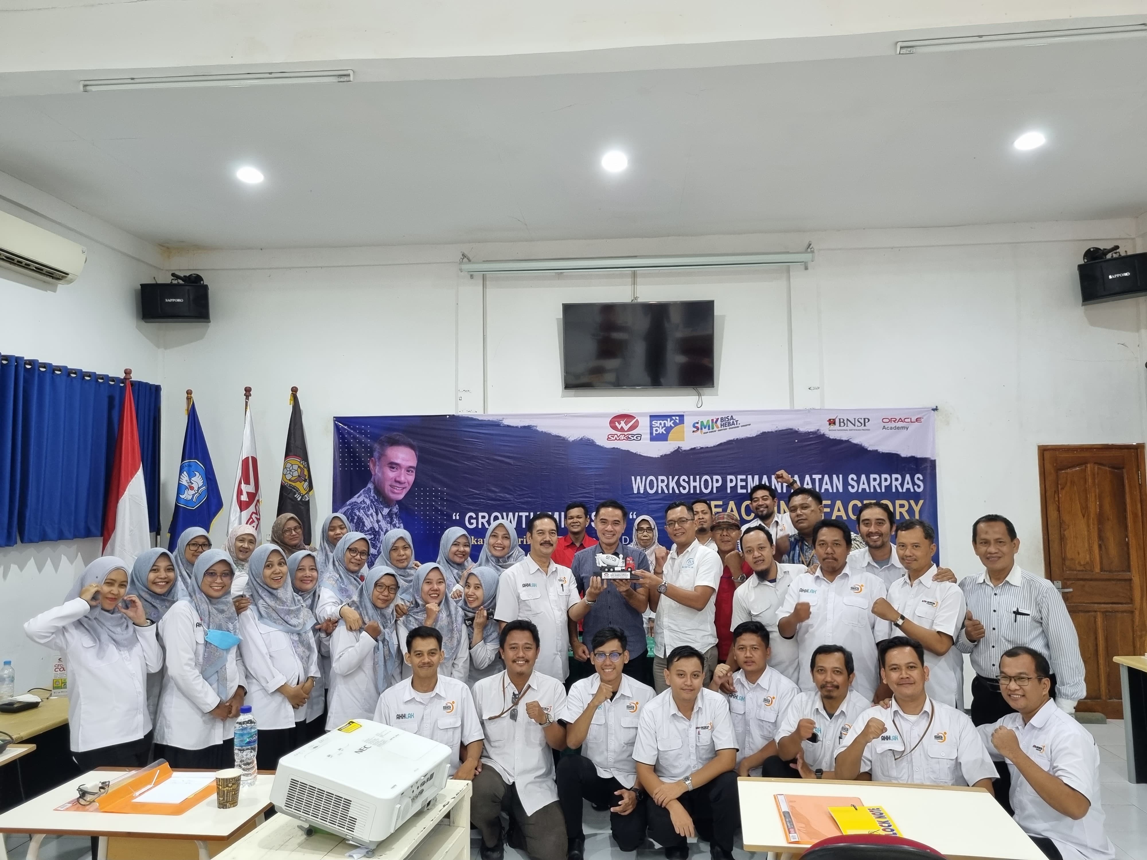 TINGKATKAN KUALITAS: SMK Semen Gresik menggelar workshop pemanfaatan sarana prasarana dan teaching factory yang diikuti oleh guru SMK Semen Gresik di auditorium sekolah, Senin (4/12).
