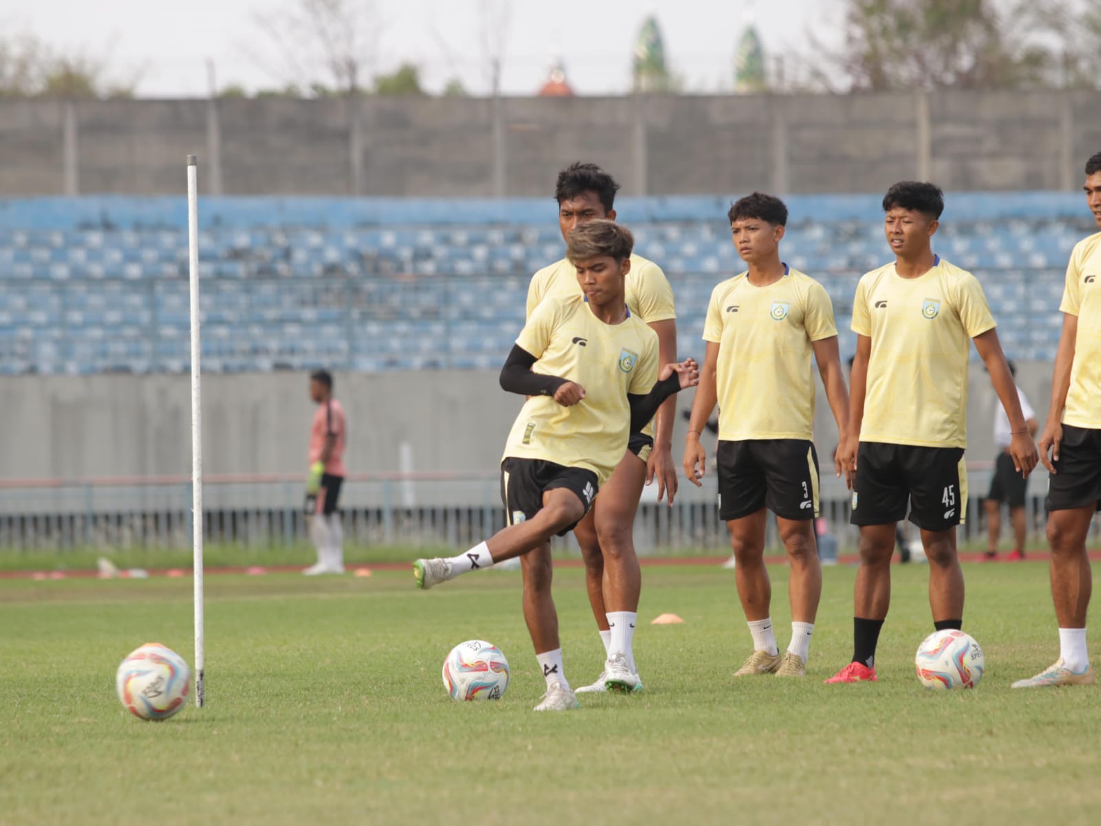 LATIHAN : Pemain Gresik United saat berlatih sebelum melawan Persela di Stadion Supriyadi Kota Blitar.
