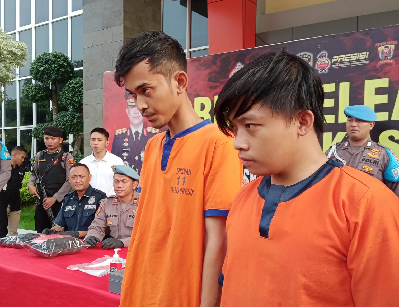 DIAMANKAN : Tersangka IS dan HPS saat diamankan di Mapolres Gresik, Rabu (6/12).