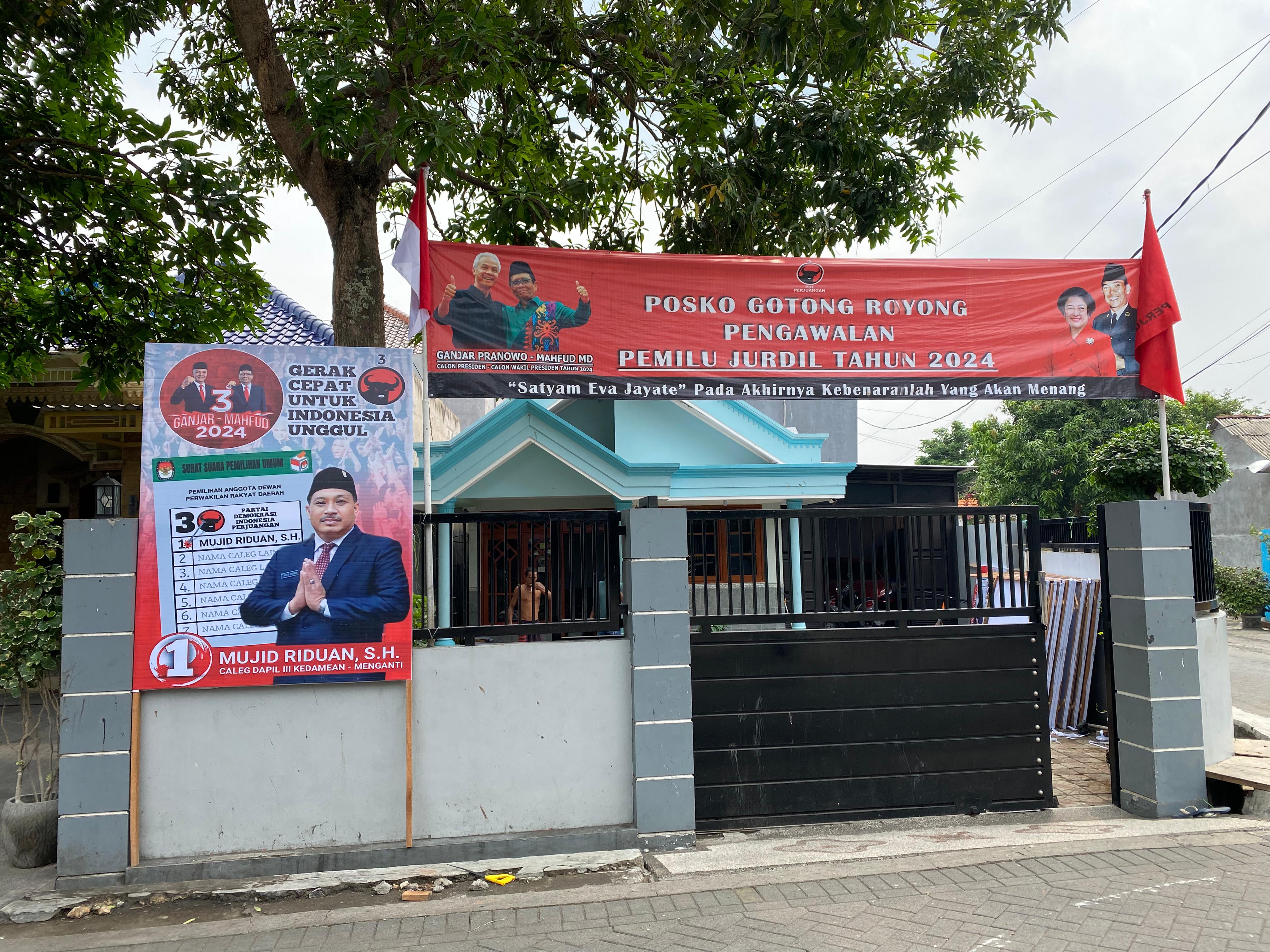 SERAP ASPIRASI: Salah satu posko gotong royong yang didirikan di rumah Ketua DPC PDI Perjuangan Gresik Mujid Riduan.