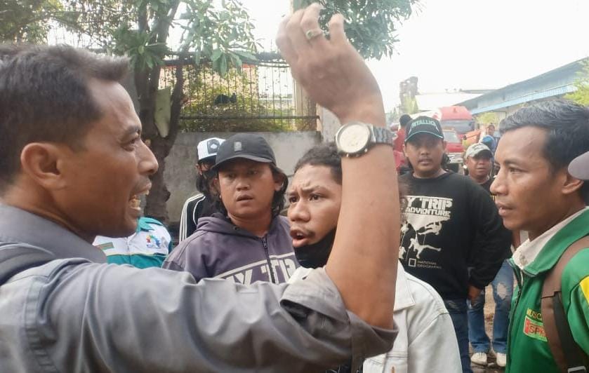 BERSITEGANG : Perwakilan buruh PT New Era Ruberindo (kiri) terlibat adu mulur dengan salah satu orang yang diduga menjadi backing perusahaan untuk mengawal proses pengeluaran mesin.