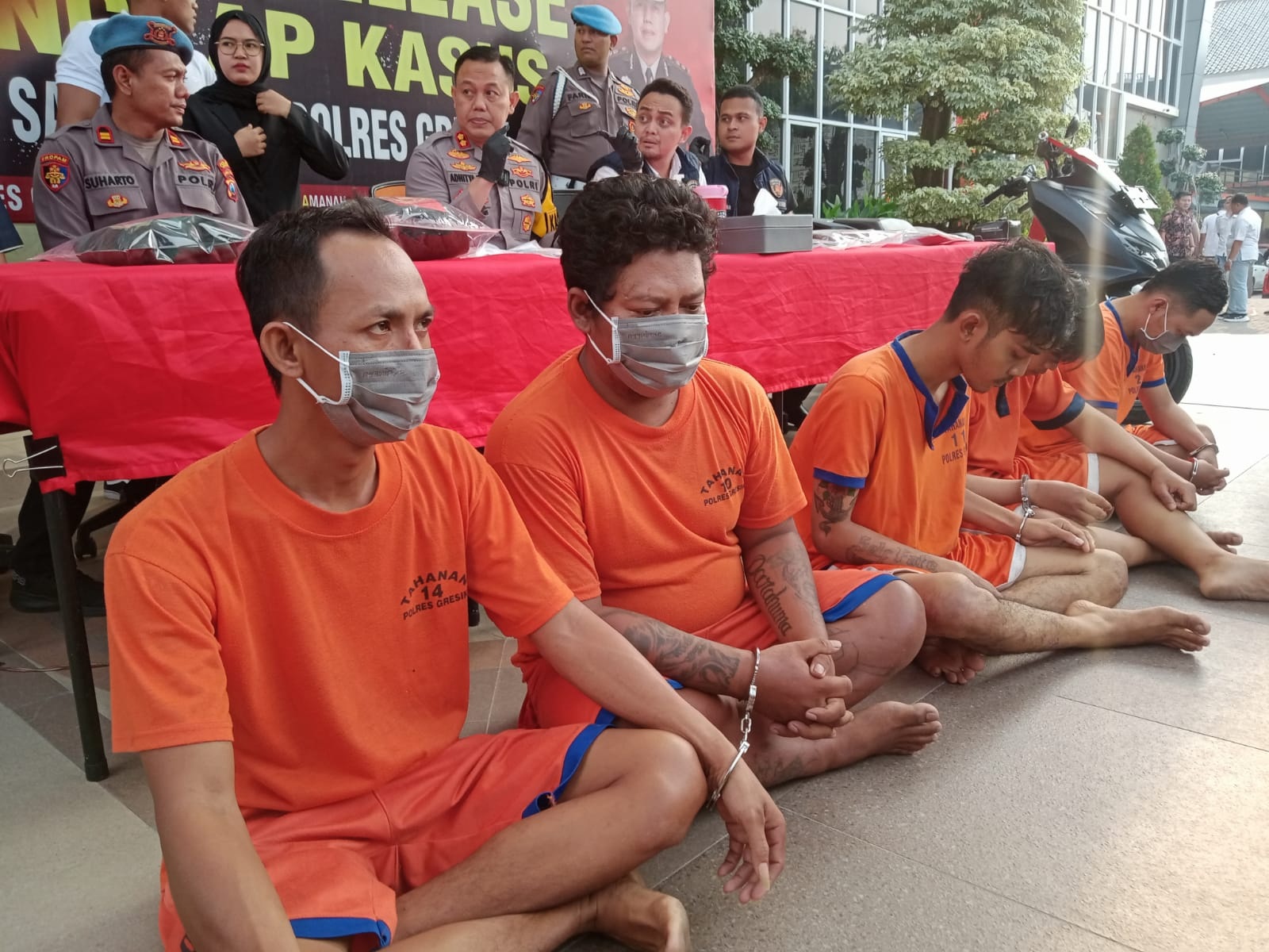 DIAMANKAN: Tersangka Irfan Suriyadi dan Hengky Pratama Susanto dan tersangka lainya saat diamankan di Mapolres Gresik.
