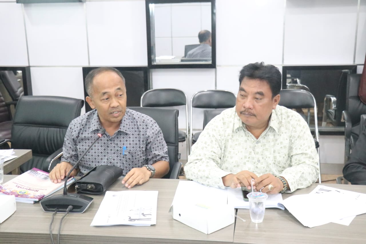 RAPAT: Pansus rancangan peraturan daerah (Ranperda) perubahan Perda 12/2016 tentang Pembentukan Perangkat Daerah Kabupaten Gresik saat menggelar rapat.