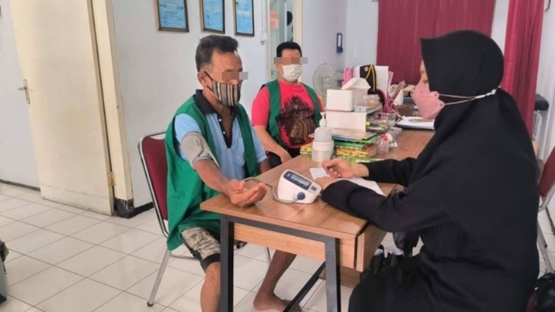 PERIKSA KESEHATAN: Tim kesehatan Rutan kelas IIB Gresik melakukan cek kesehatan dan pemberian vitamin ke WBP yang sudah lansia.