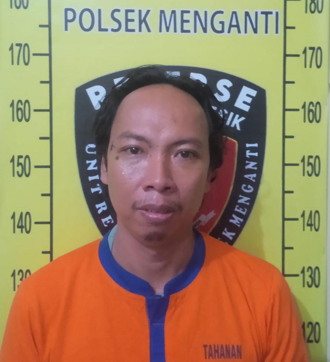 DIAMANKAN: Tersangka M. Suwandi, maling motor saat diamankan di Mapolsek Menganti.