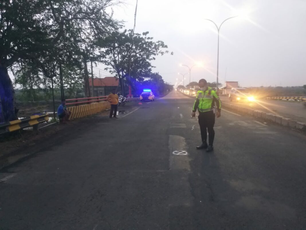 OLAH TKP : Anggota Unit Laka Satlantas Polres Gresik saat melakukan oleh TKP di jalan raya desa Setrohadi, Kecamatan Duduksampeyan, Sabtu (10/12)