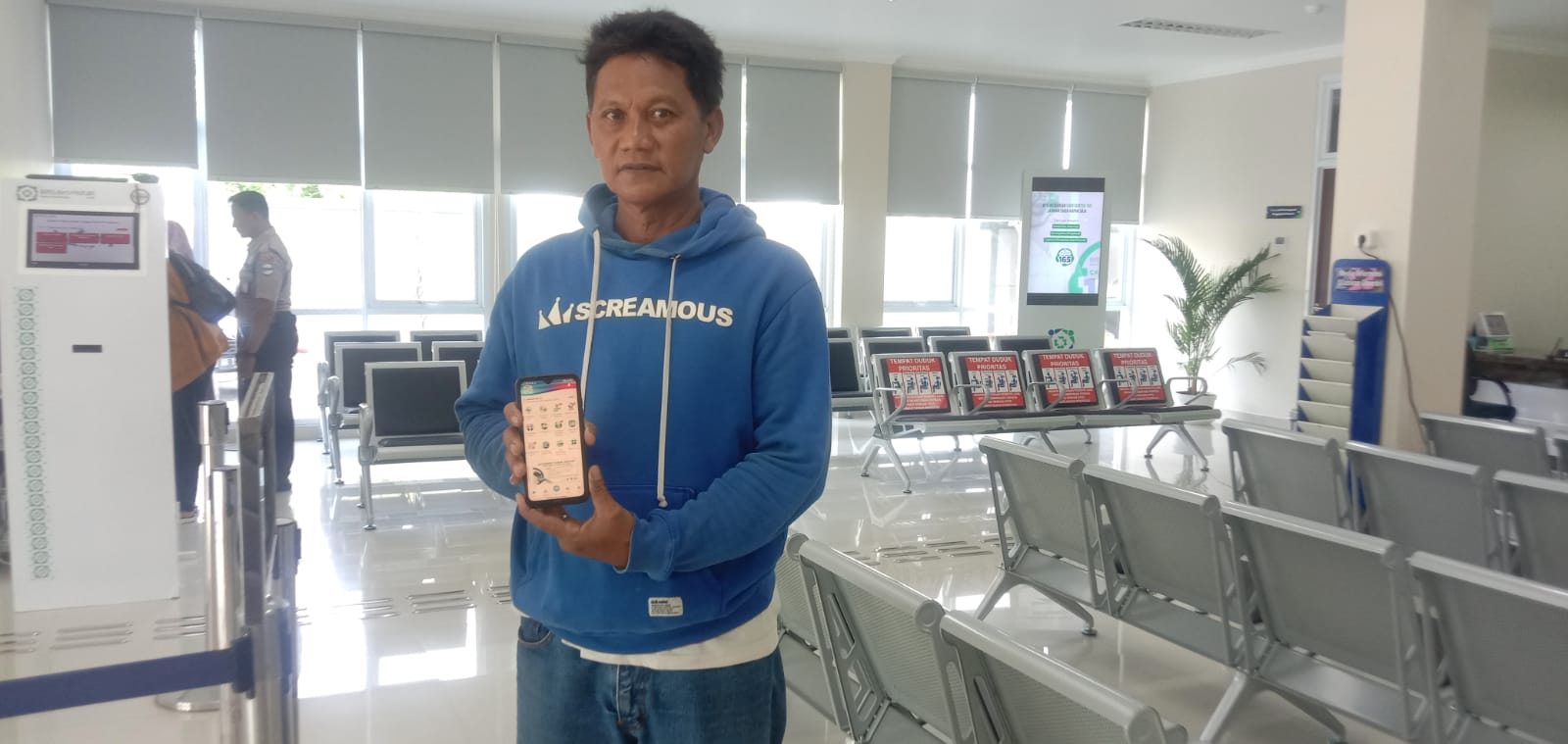 Salah satu petugas yang mengaku merasakan manfaat BPJS kesehatan