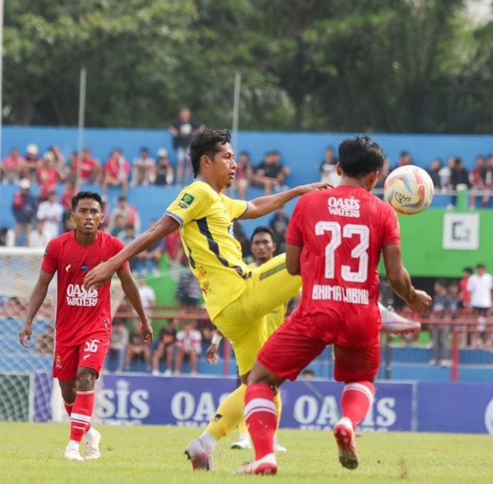 BEREBUT BOLA : Pemain Gresik United saat berebut bola dengan pemain Persijap Jepara saat pertandingan Liga 2 di Stadion Gelora Bumi Kartini, Minggu (11/12)