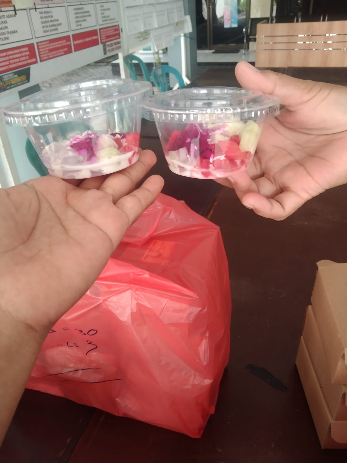 KURANG LAYAK: Sejumlah penerima bantuan PMT di Kecamatan Kebomas mengeluhkan menu asupan gizi yang diterima kurang layak.