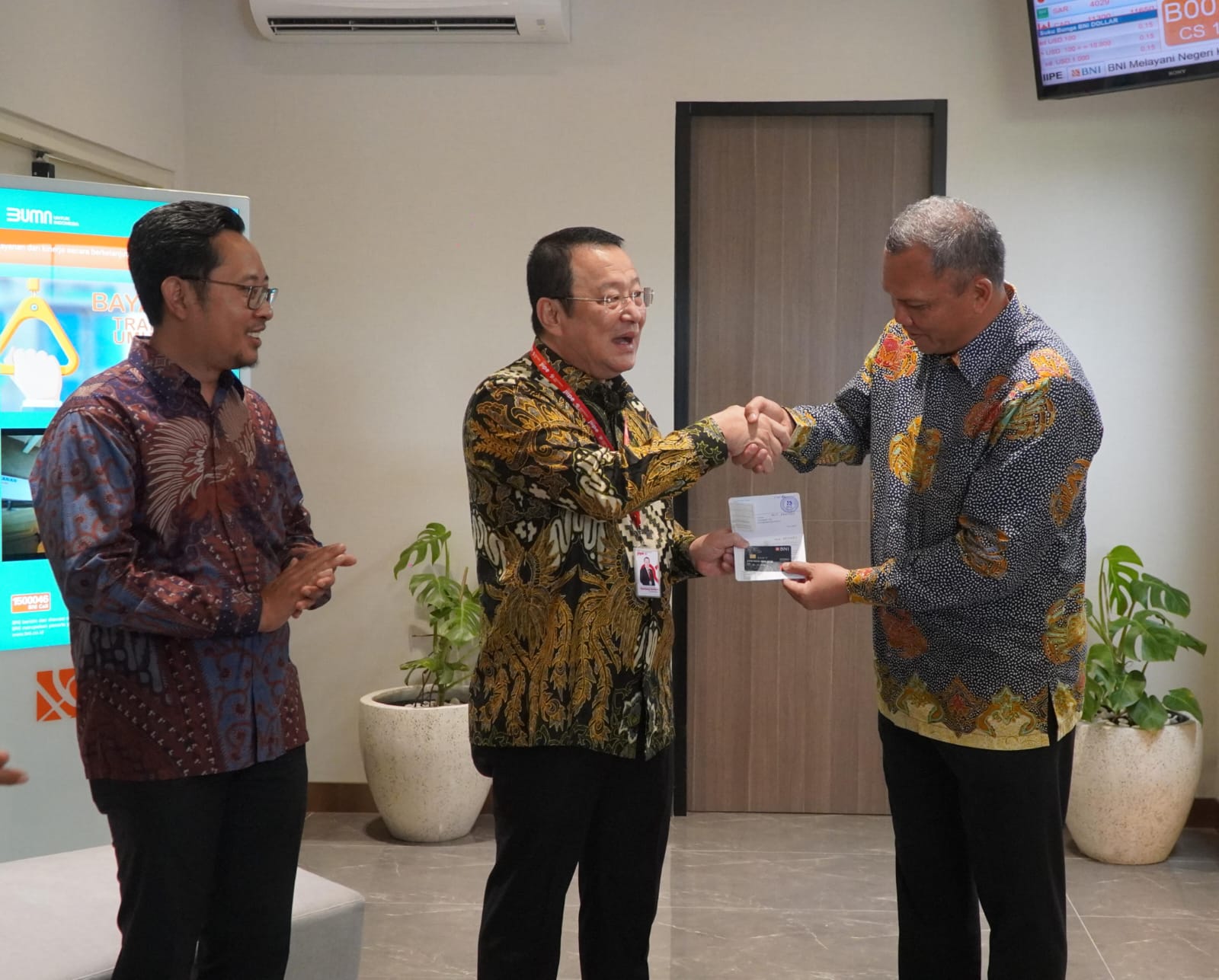 Dekatkan Layanan : Dirut PT BKMS JIIPE, Bambang Setiono (kiri) memberikan ucapan selamat kepada Pemimpin BNI Kantor Wilayah 06 Surabaya Roy Wahyu Maulana (kanan) atas pembukaan KCP BNI JIIPE.