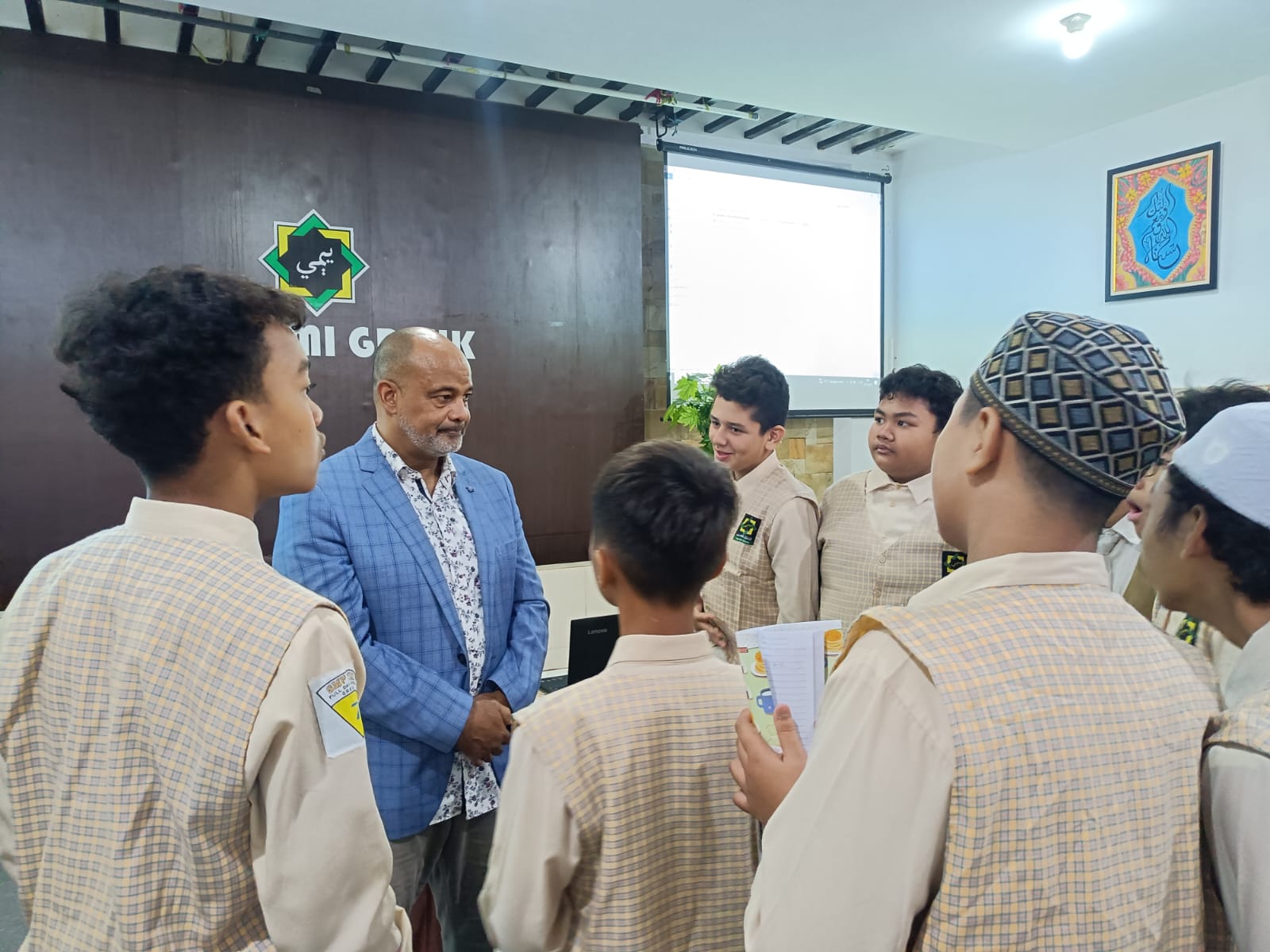 Aktif : Native speaker dari Afrika Selatan Mr. Gavin Starkey bercengkarama dengan siswa usai menyampaikan materi.