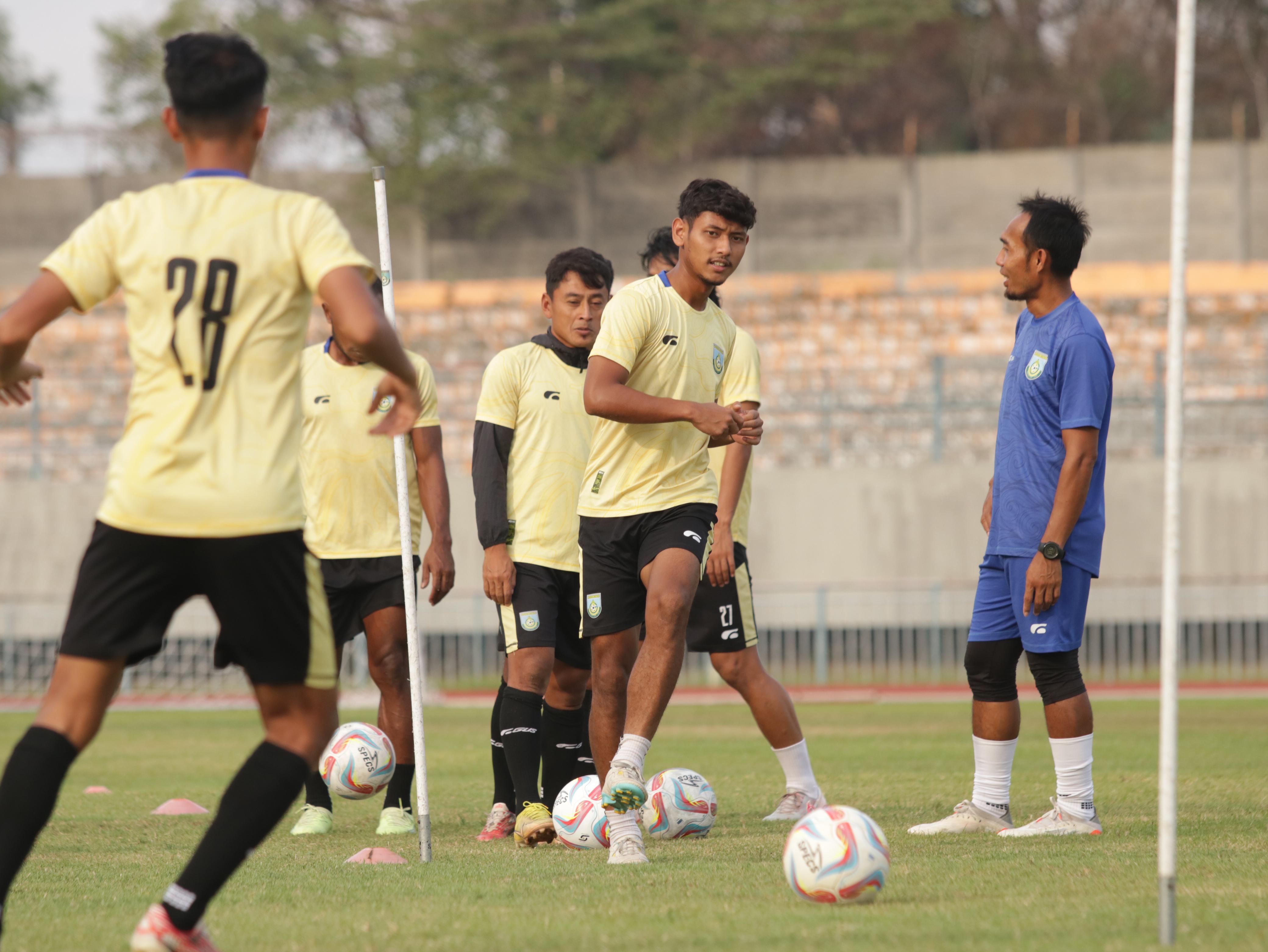 BERLATIH: Para pemain Gresik United saat melakukan latihan untuk mengasah skill dan kekompakan para pemainya.