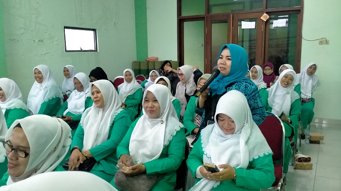 PENDIDIKAN POLITIK: -Badan Pengawas Pemilu (Bawaslu) Kabupaten Gresik menggelar sosialisasi Pengawasan Partisipatif Berbasis Komunitas, kader Fatayat NU Gresik Siti Nur Laila begitu antusias(14/12).