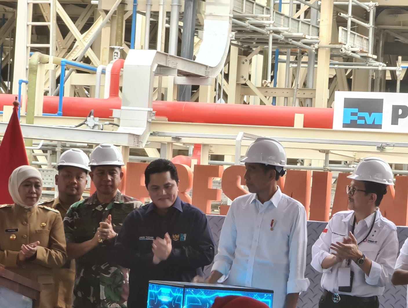 SUKSES: Presiden RI Joko Widodo meresmikan proyek ekspansi Smelter PT Freeport Indonesia di area PT Smelting Gresik, Kamis (15/12).